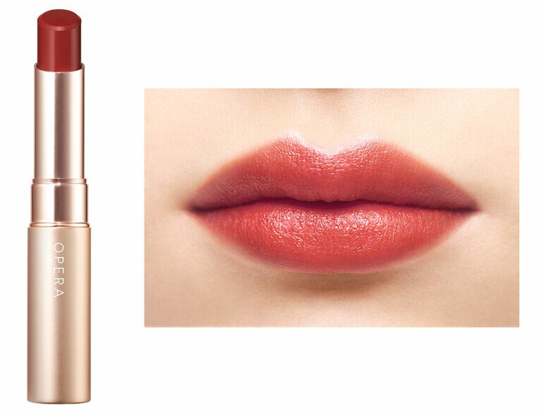 01 ブリックレッド。赤だけどブラウンニュアンスがひとさじ入っていることで、浮かずに赤の魅力を堪能できる賢いレッド。「イエベ春でもくすまない赤！」と喜びの声も。