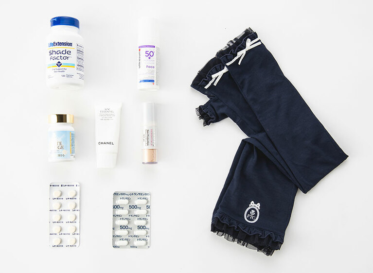 左上から時計回りに、飲む日焼け止めサプリ「シェード・ファクター」、アルトラサンの日焼け止めクリーム フェイス用、FTC(フェリーチェ・トワコ・コスメ)のオリジナルUVカットグローブ、皮膚科クリニック処方の「トランサミン 500mg」「シナール配合錠」、FTCのブライトニングサプリメント、シャネルの日焼け止めジェルクリーム、ダーマE エッセンシャルのサンプロテクション・ミネラルパウダー。