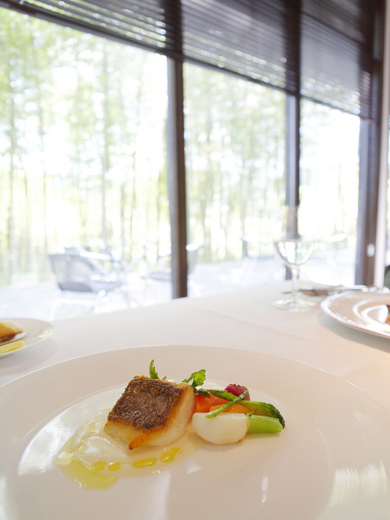 店内には竹林を通した柔らかい明かりが差し込む。穏やかな日差しの昼や、月明かりで明るい夜には、テラス席もお勧めだ。