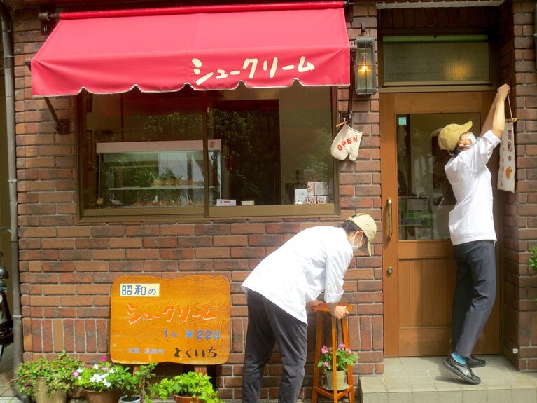 「ゼー六」で出していたシュークリームを販売する「とくいち」。11時、母娘で開店の準備。