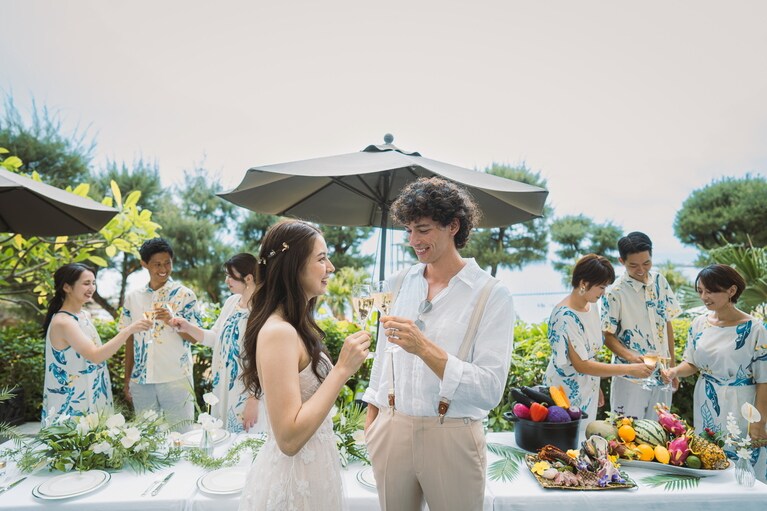 参列者ふくめて、沖縄カジュアルを生かしたドレスコード。