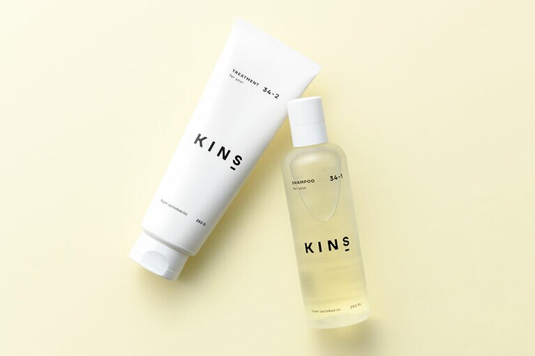 シャンプー＆トリートメントセット 定期購入 7,436円。それぞれ単品での購入はシャンプー 4,400円、トリートメント 4,620円／KINS