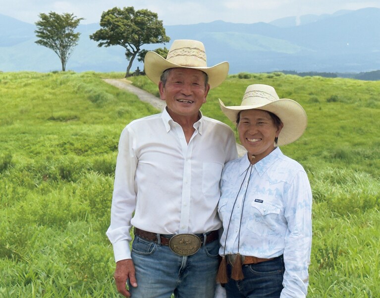 乗馬クラブを運営しながら草原の保全に携わる梅木康裕さん、直美さん夫妻。「ななつ星」のフィールドガイドも務める。