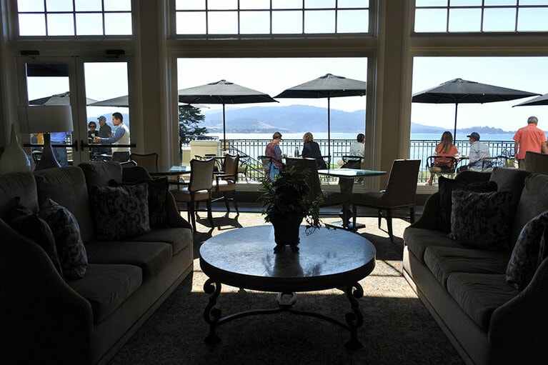 ザ・ロッジのパラソルが並ぶテラス席。