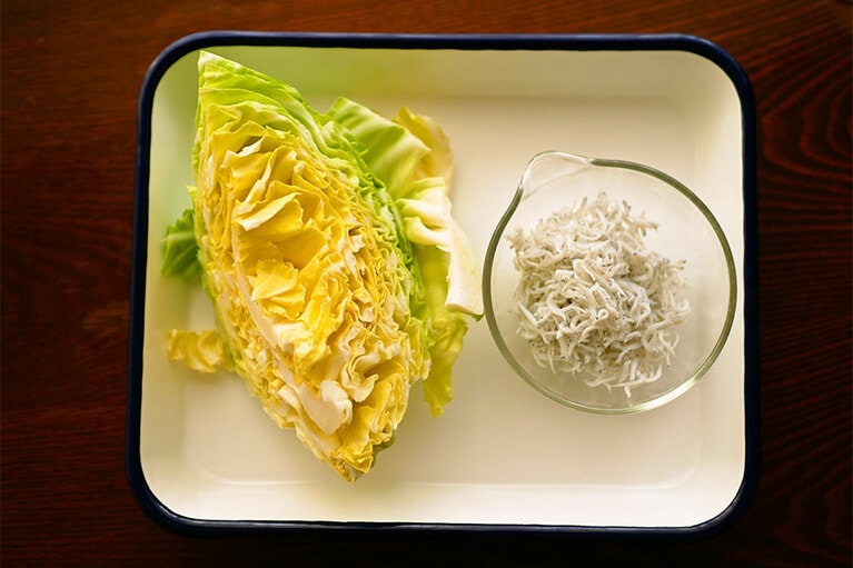 材料(1人前)。春キャベツ：100～130g、シラス：大さじ3程度、オリーブ油：大さじ1 、水：小さじ1 、好みで塩コショウ。