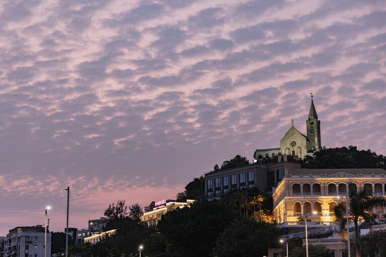 夕暮れに染まるペンニャの丘。頂に立つペンニャ教会が、静かに時を見守る。