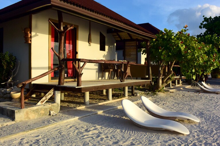 ビーチバンガローは波打ち際まで数歩の距離。