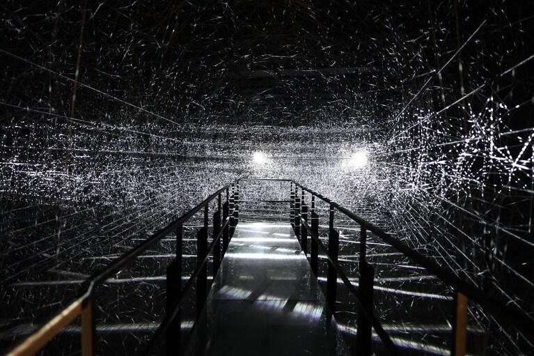 千田泰広「Analemma」。千田氏は、米光学誌OPTICA「世界の9人の光のアーティスト（2019）」に選出された実績をもつ。