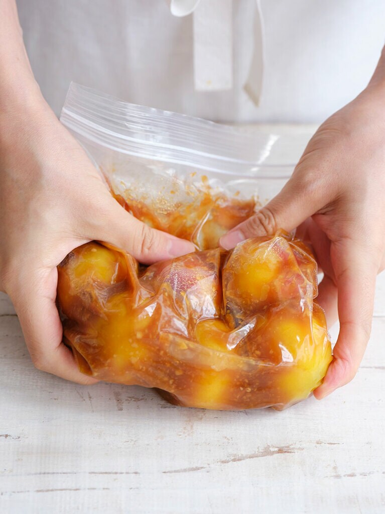 （5）梅とみそがなじむように袋の上から手で軽くもみ、空気を抜い口をしっかり閉じ、冷蔵庫に2週間ほど入れる。梅酢が出てきてみそが徐々に液状になる。