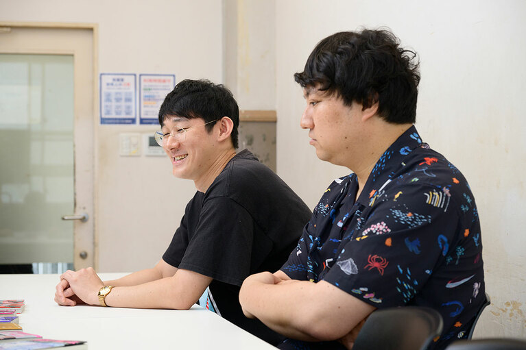 インタビューに答えてくれた、ロングコートダディのおふたり。