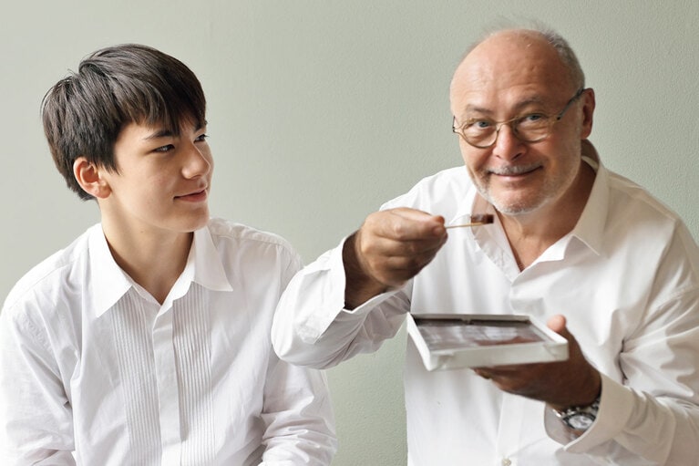 水ようかん（大800円）を味わい、「軽い！　おいしい！」「食感がやわらかくて、たまらないね」と、親子で笑顔に。