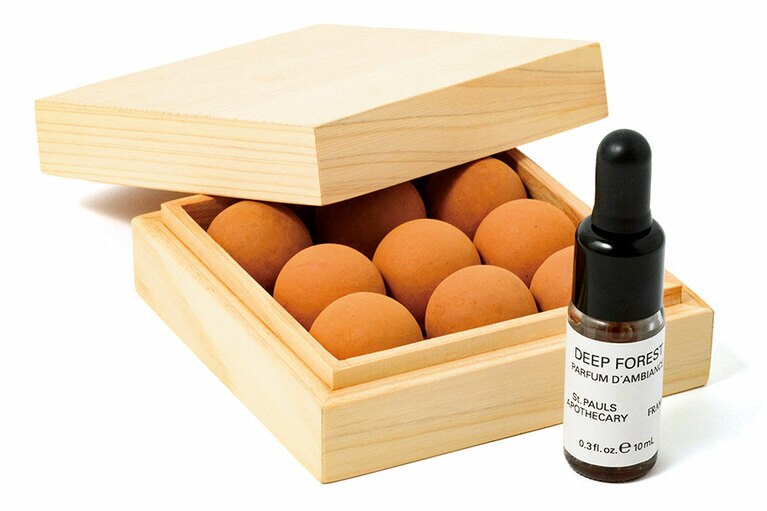 ルームフレグランス 10mL　ディフューザー W11.3×D11.3×H4.4cm 28,600円／ドワネル