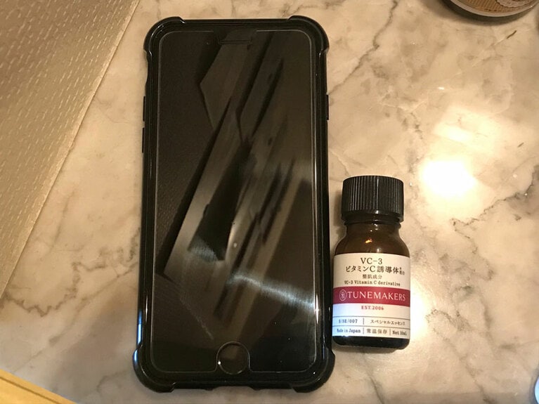 ビタミンCコスメはスポイト式になっているものも多いけれど、コレは高さ59mm（プチプラ美調べ）の小ぶりな瓶でしっかりフタが閉まるので、旅行にも持っていきやすい。