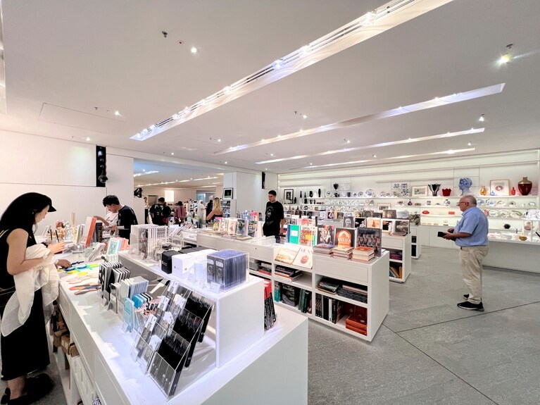 館内のショップには、お土産に最適なオリジナル小物や美術書などが並んでいる。日本に関する美術書はもちろん、漫画に特化した書籍もある。