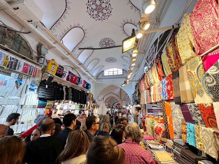 衣料品関連商品の路地。左側は衣料品店、右側は布地店だ。