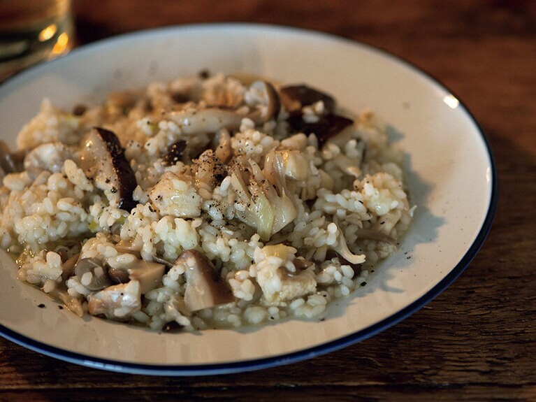 キリッと冷やした白ワインと一緒にいかが？ 鯛ときのこのリゾット 1食分 1,300円／リストランテ ヴェルサーレ