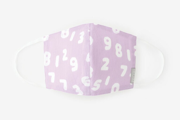 高島縮 テキスタイルマスク(Mサイズ)／SO-SU-U昆 淡桃色〈タテ約13cm×ヨコ約10cm(半面)〉480円(予約注文受付中)／SOU・SOU