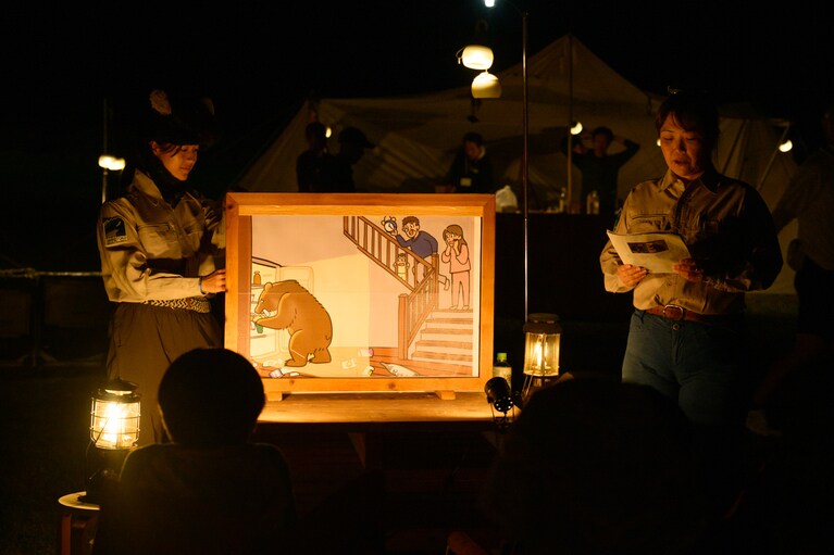 紙芝居では、羅臼町で実際にあったエピソードとして、ドアを壊して家に侵入してきたヒグマの話が語られた。