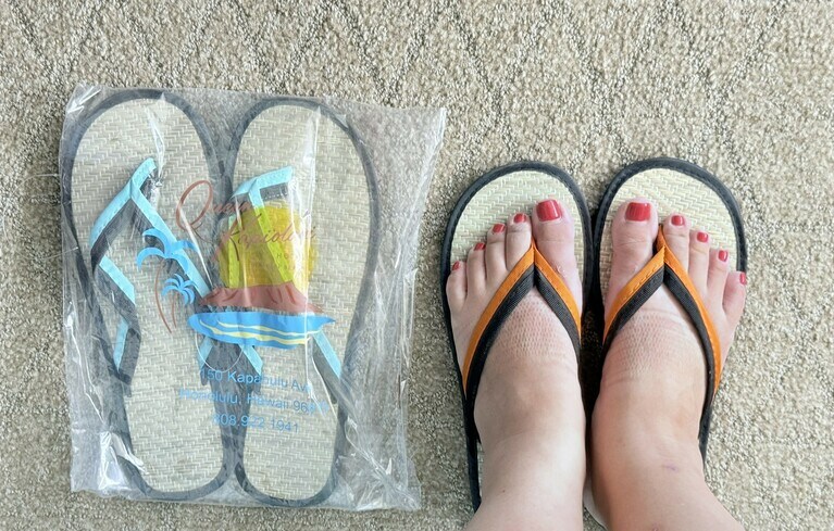 客室のアメニティのひとつ、畳ビーチサンダル。