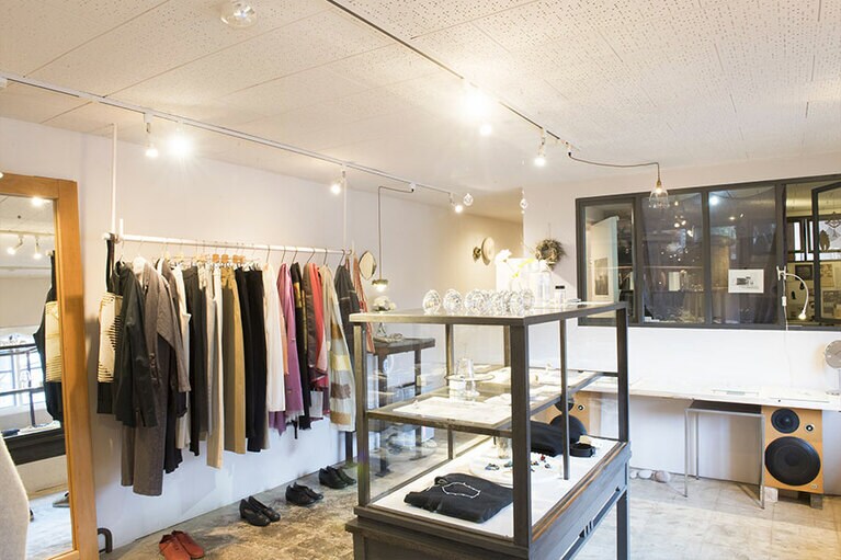 衣類やシャンプー、ハンドクリーム、アクセサリーなど、大家さん、中村さんが選んだ秀逸なアイテムが並ぶ。