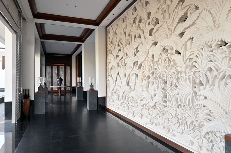 みごとな手彫り！　エレガントな中にインドネシアの文化が表現されています。