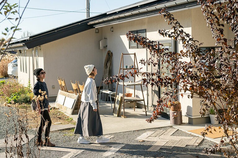 玄関前には古家具がディスプレイ。什器ひとつひとつのセレクトにも、お二人のこだわりとセンスを感じさせられる。