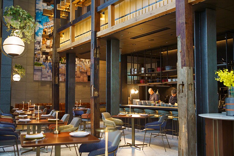 京町ビルをモチーフにしたしたアートが壁を彩るウェスタングリルレストラン「LOKAL HOUSE」。