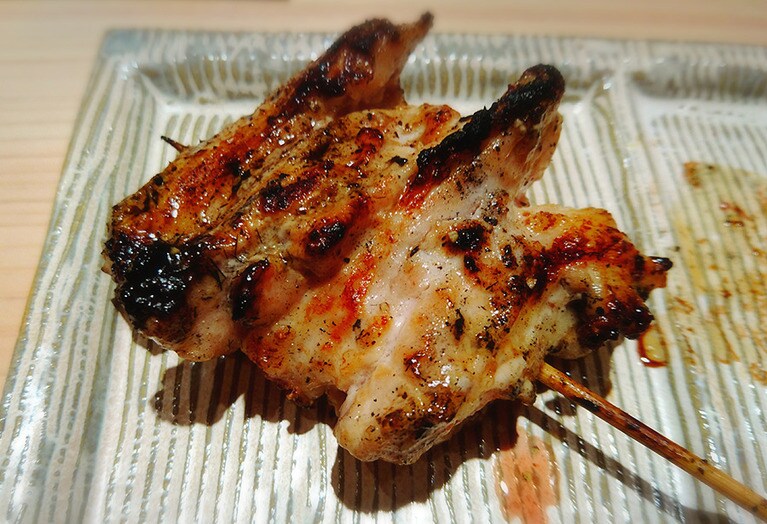 レモンをちょっとしぼって。両手を使ってハフハフいいながら。