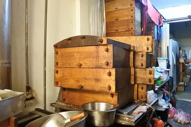 使い込まれたせいろ。毎日早朝から手作業で多くの商品が作られる。