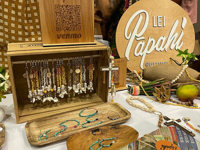 「レイ・パパヒ」のレイをモチーフにしたアクセサリー。