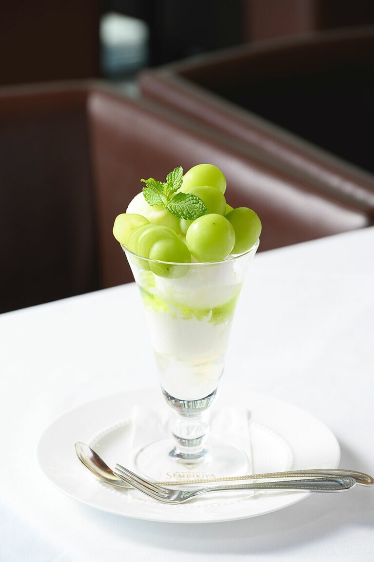 「岡山県産シャインマスカットのパフェ」3,080円。