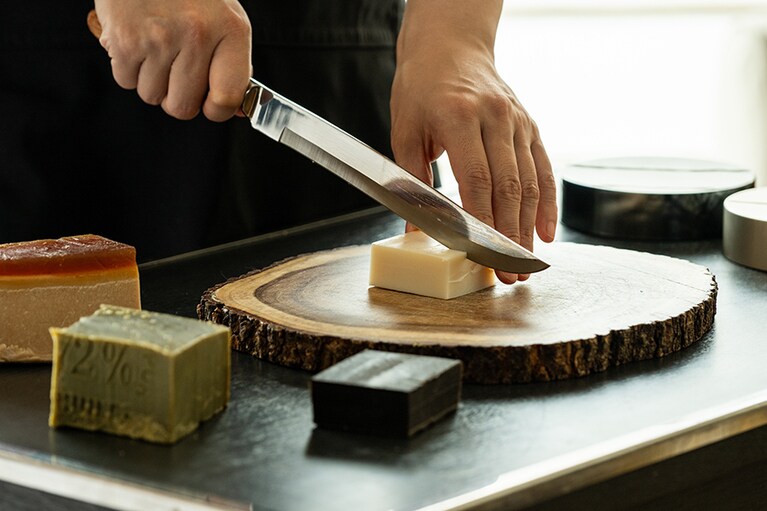 プレミアフロアの特典をご紹介。好きな石鹼をお部屋でカットしてくれるソープバトラーサービス。