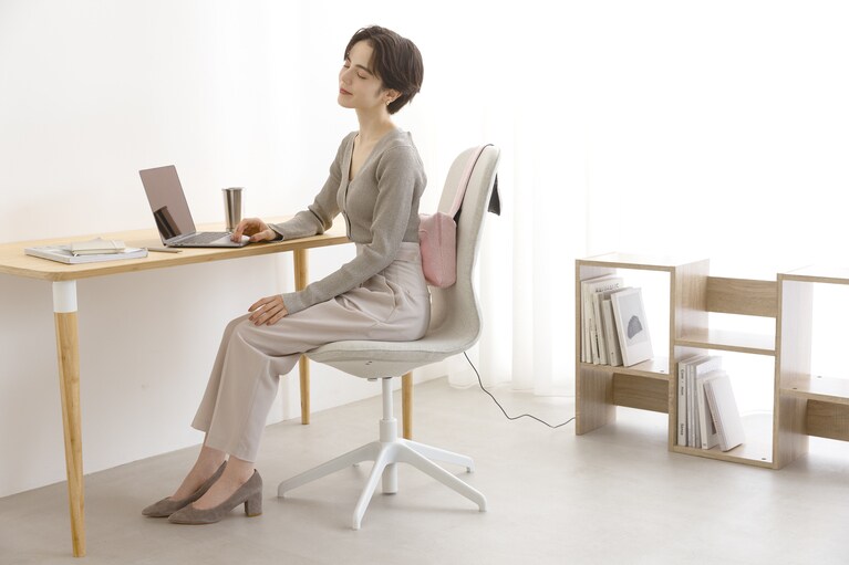 背もたれのある多くの椅子で使えて、好みの位置にフィットさせることができる。