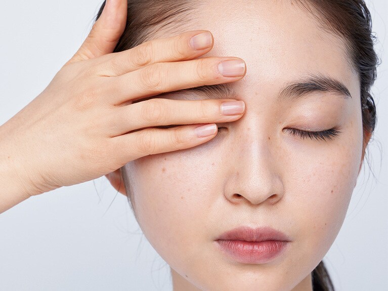 肌がうすく繊細な目元は、とくにやさしく。ゴシゴシせず力が入りづらい薬指と小指の腹でそっとなでて。
