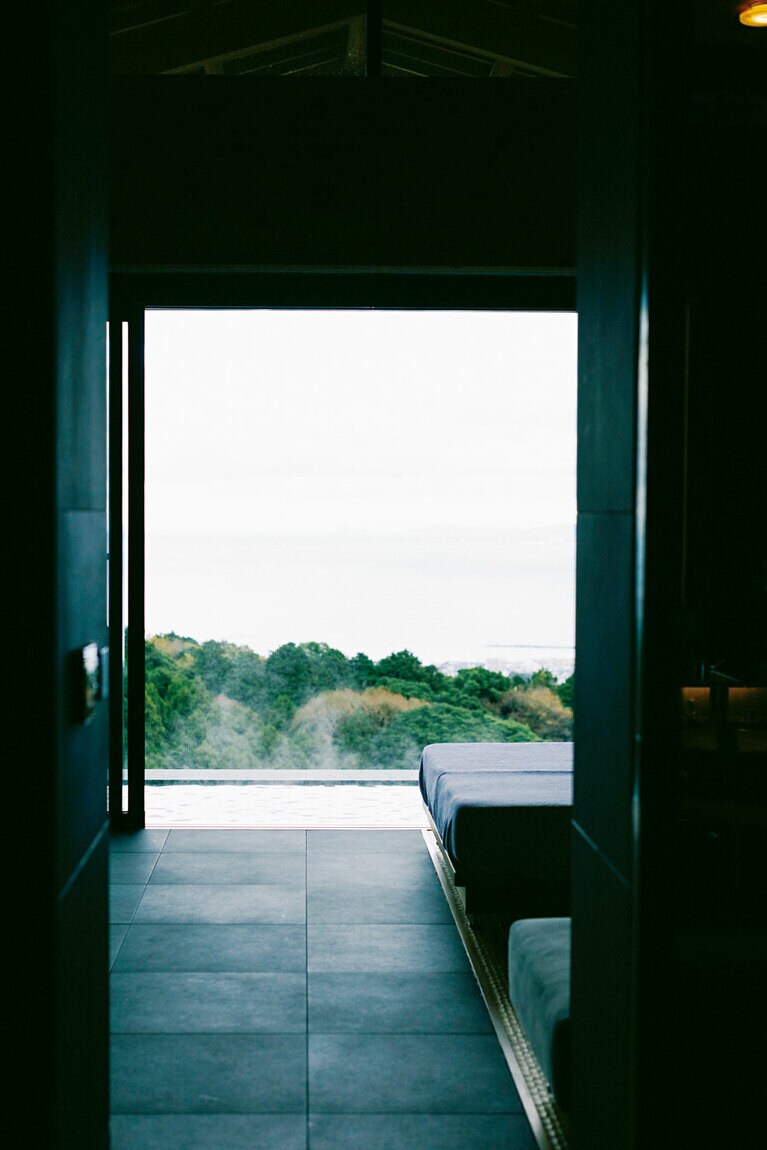 【ANAインターコンチネンタル別府リゾート＆スパ】ベッドルーム付きの家族風呂。温泉をたたえた露天風呂からは、別府湾を一望する絶景がほしいまま。1時間10,000円。／Photographs：Yoshikazu Shiraki