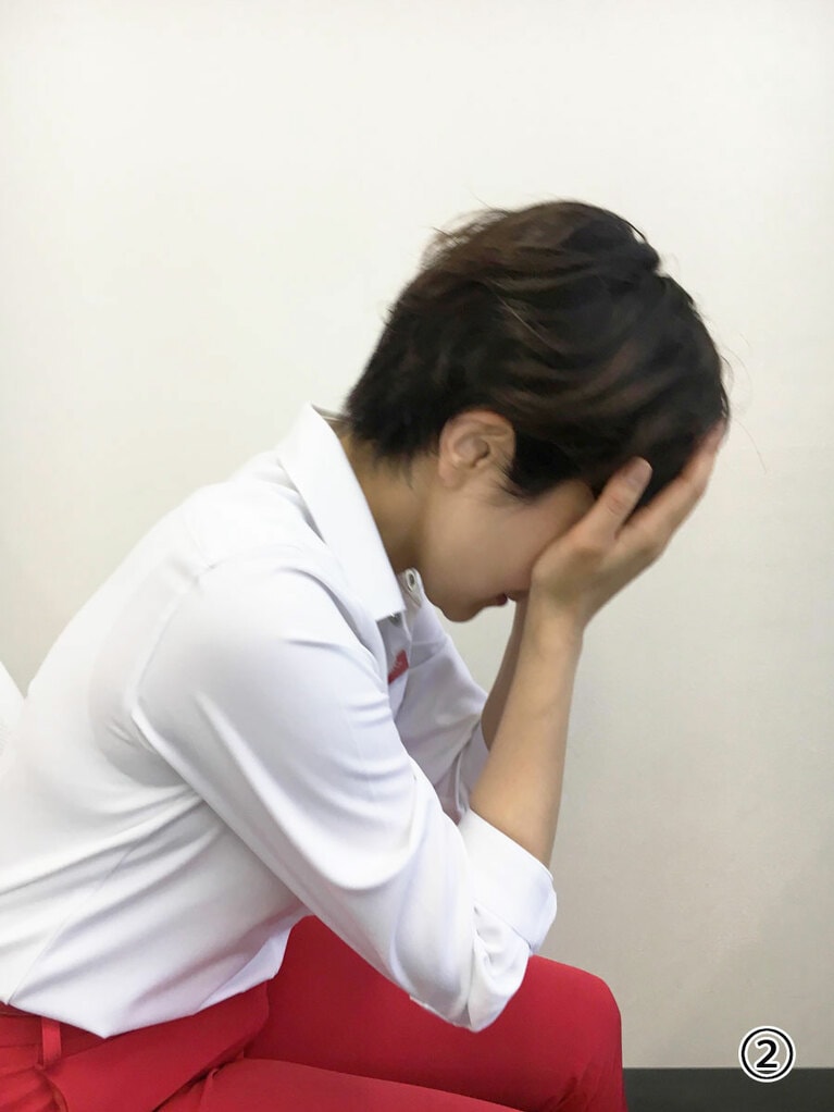 ②そのまま、頭の重さをすべて預けます（以下すべて手を覆った後は、この姿勢に移行する）。