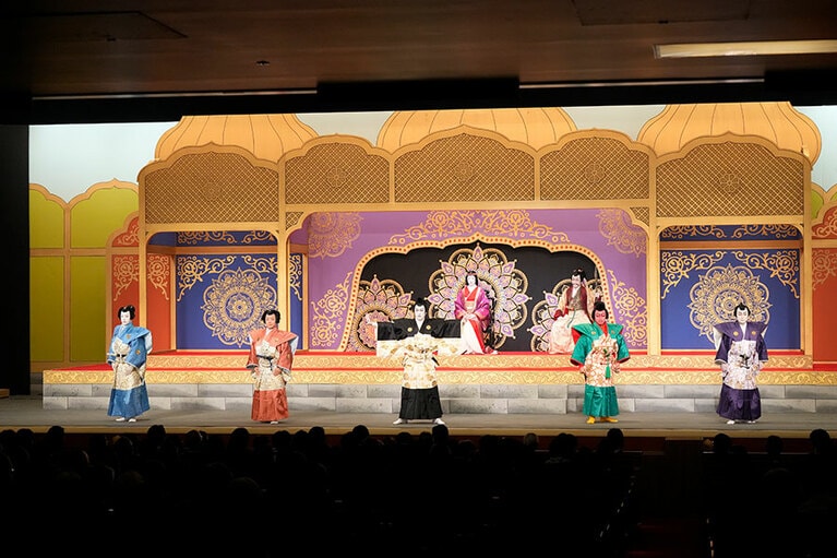 昼の部『マハーバーラタ戦記』（前方）左より、沙羽出葉王子=上村吉太朗、納倉王子=中村鷹之資、阿龍樹雷王子=中村隼人、風韋摩王子=中村萬太郎、百合守良王子=坂東亀蔵、（後方）左より、汲手姫=中村米吉、仙人久理修那=中村錦之助