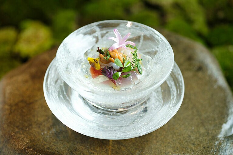 クリエイションの要だという京都市内の井戸水をレモンとともにゼリーに。魚介と、高知のLISAフルーツトマトはセミドライとフレッシュで。撮影＝橋本篤