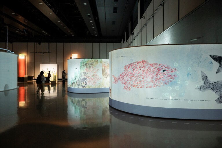 広々とした会場に、多数のスクリーンが並ぶ。「レオ・レオーニの絵本づくり展」展示風景、ヒカリエホール、2025年