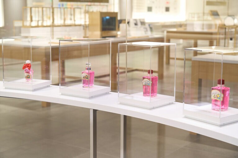 初代のガラスボトルから現在のパッケージを見比べるのも面白い。