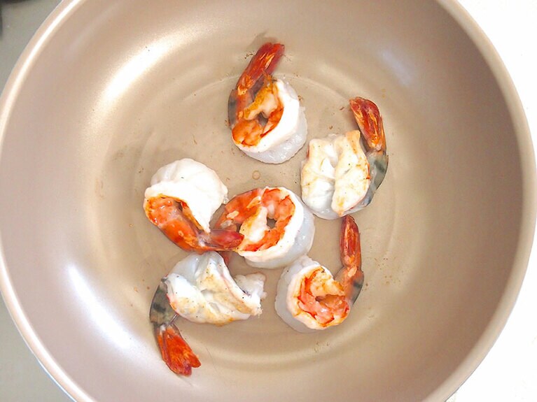 (4) フライパンを温め、バターを入れたら、(3)の海老の汁気を切りながら入れます。片面ずつ、弱火でゆっくり焼きます。