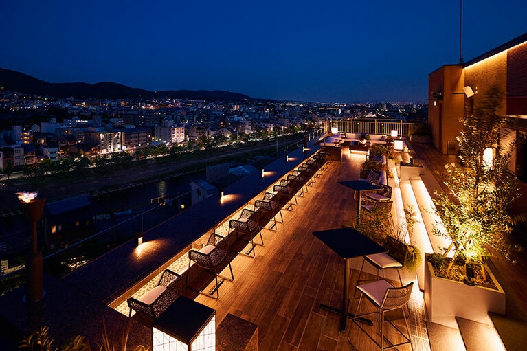 ルーフトップ・ラウンジ「空庭テラス」では、16:00～19:00(18:30 L.O.)にウェルカムドリンクをサービス。19:00～22:00(21:30 L.O.)はBARタイムとなる。