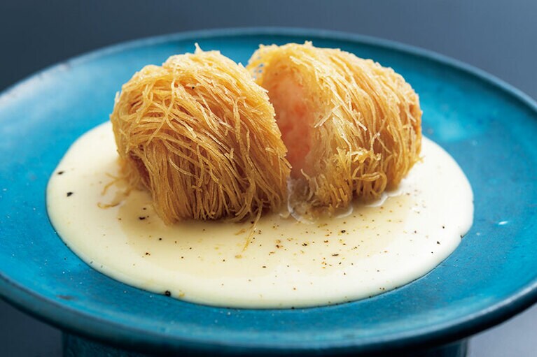 名物「カダイフ（龍髭巻）」はトルコの極細生地でエビ真薯を包んで揚げる。770円。