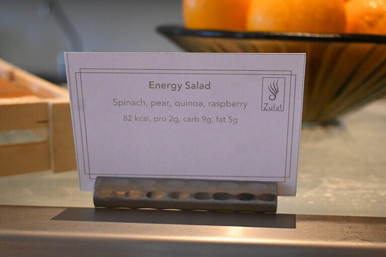 料理にはカロリーのほか、脂質や炭水化物の含有量などが書かれたカードが。