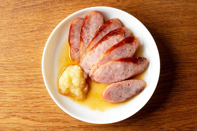 「虱目魚香腸（サバヒー入り腸詰）」45元。魚入りの腸詰も人気！