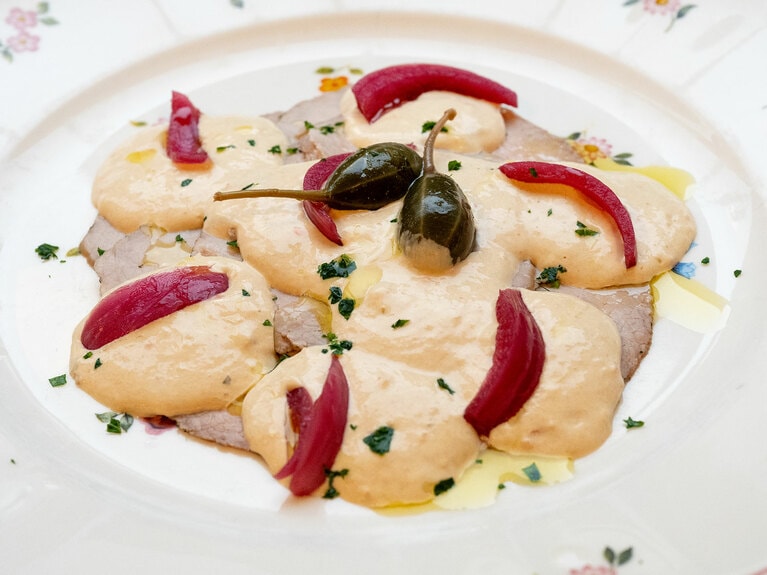 薄くスライスした仔牛肉にツナマヨソースをかけた伝統料理。日本のマヨネーズよりもあっさり。14ユーロ。