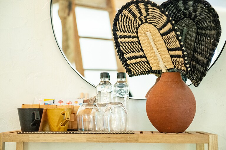 各部屋にアメニティ、水がセットされ、Wi-fi完備なのでワーケーションにもおすすめ。