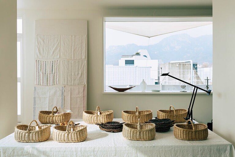 取材時の企画展は南仏・フランソワ･デ スプランシュの籠 W260,000～。