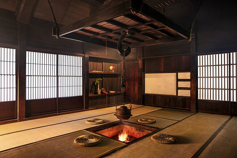 宿泊先となる「吾郎平」の囲炉裏の間。炭火でふっくらと焼き上げるイワナの塩焼きは世界一おいしいとの評判も。（Airbnb提供）