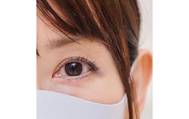 アイシャドウは、モーヴ(うす紫)をアイホール全体と下まぶたを囲うように、ミントを目尻に入れています。その後、ビューラーをしっかり使うとそれだけで目の大きさがアップ！ 　また、「マスク時代のメイク術」に侮れないのがマスカラとアイブロウ。